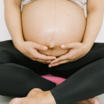 A Dra. Thaline Neves explica a importância da translucência nucal para a saúde do bebê durante o pré-natal.