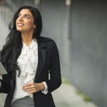 Cristiane Ruon dos Santos mostra como peças antigas ganham novo destaque em projetos de decoração contemporâneos.