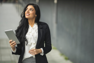 Cristiane Ruon dos Santos mostra como peças antigas ganham novo destaque em projetos de decoração contemporâneos.