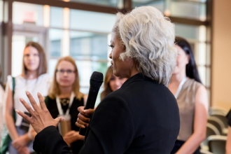 Inclusão Feminina no Trabalho: Direitos Indivisíveis e a Necessidade de Políticas Permanentes