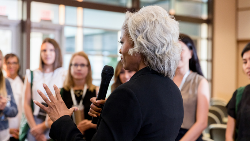 Inclusão Feminina no Trabalho: Direitos Indivisíveis e a Necessidade de Políticas Permanentes