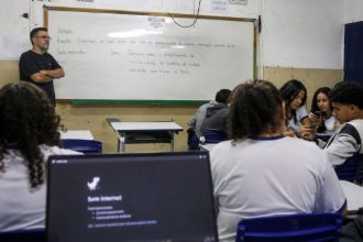 Os Desafios da Conectividade e da Infraestrutura Tecnológica no Ensino Médio Público Brasileiro