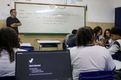 Os Desafios da Conectividade e da Infraestrutura Tecnológica no Ensino Médio Público Brasileiro