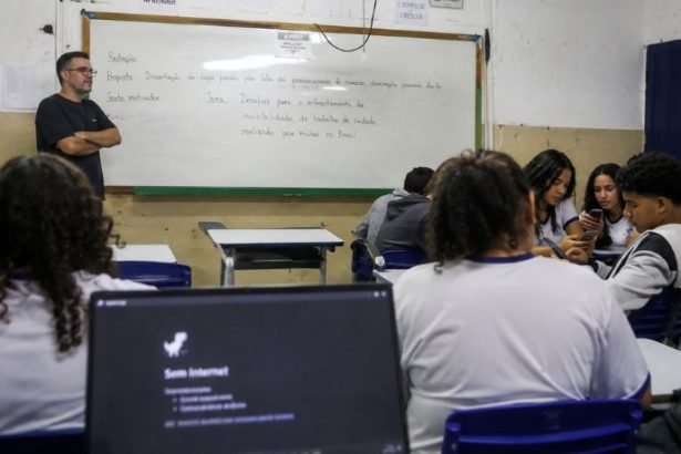 Os Desafios da Conectividade e da Infraestrutura Tecnológica no Ensino Médio Público Brasileiro