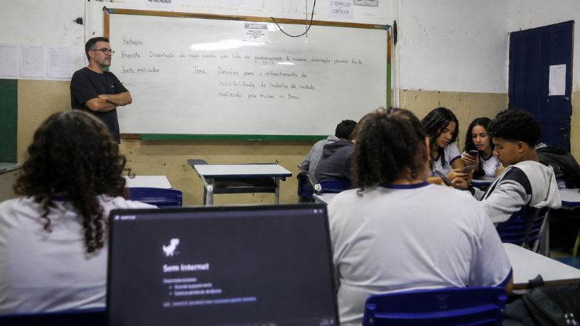 Os Desafios da Conectividade e da Infraestrutura Tecnológica no Ensino Médio Público Brasileiro